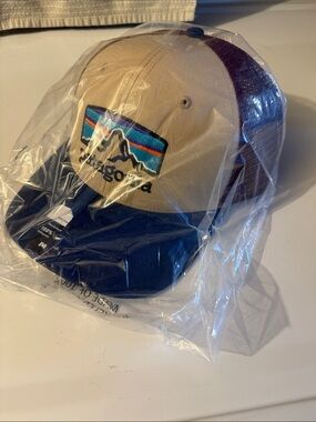 NWT Patagonia Fitz Roy Trucker Hat in Beige, Navy & Burgundy